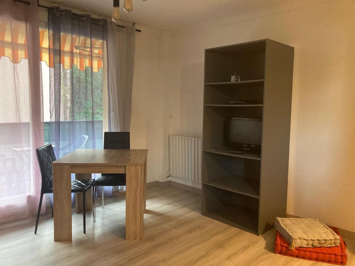 : Le Landelle, Studio, 10 Minutes Gare Apartment