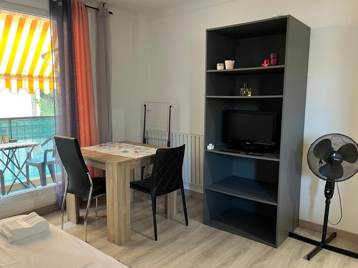 : Le Landelle, Studio, 10 Minutes Gare Apartment